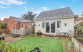 The Swallows Nest, Dog-Friendly Retreat With Garden